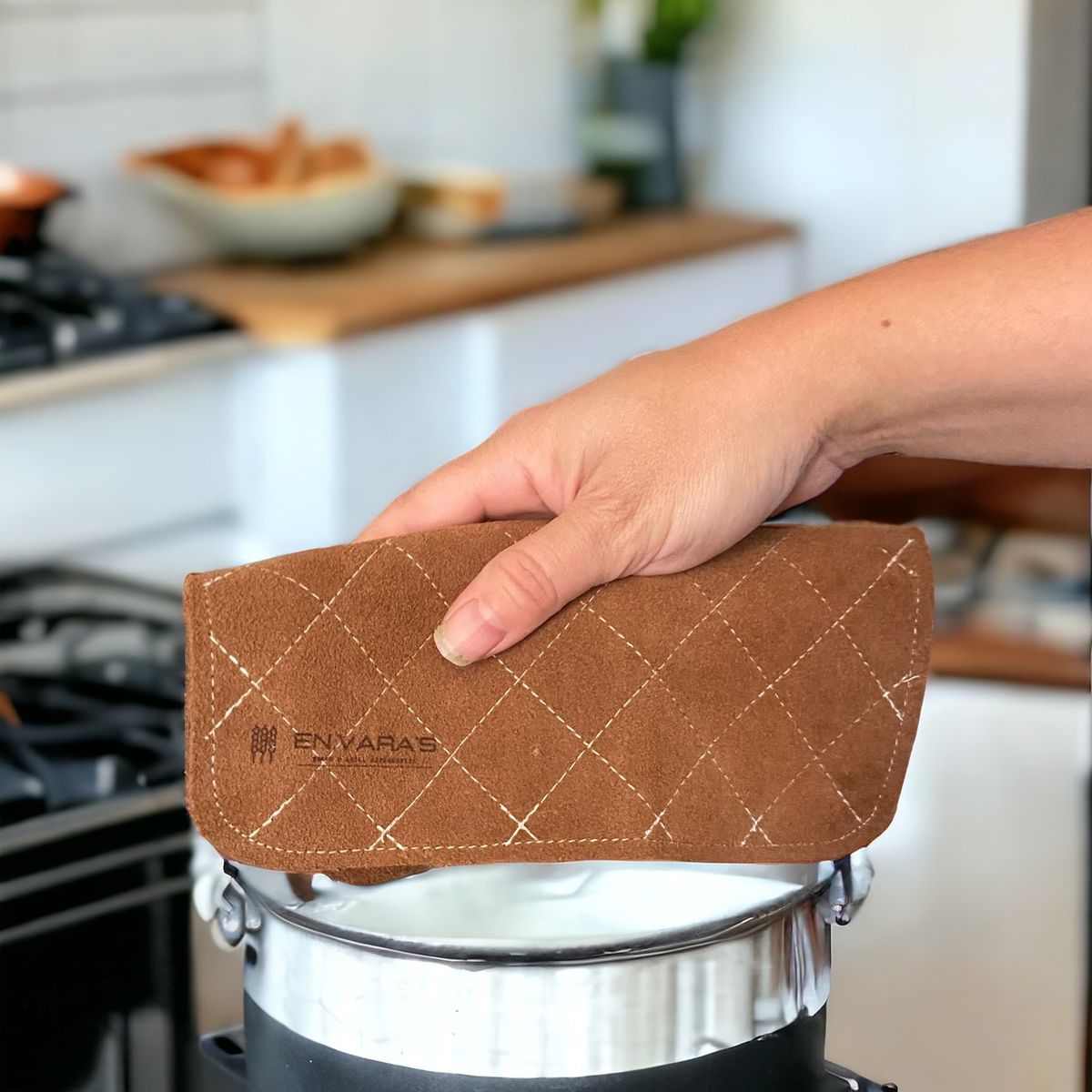 EN VARA'S MEATS & GRILL - Paño Cocina Parrillero Aislante 100% cuero En Varas BBQ 30x30 cms