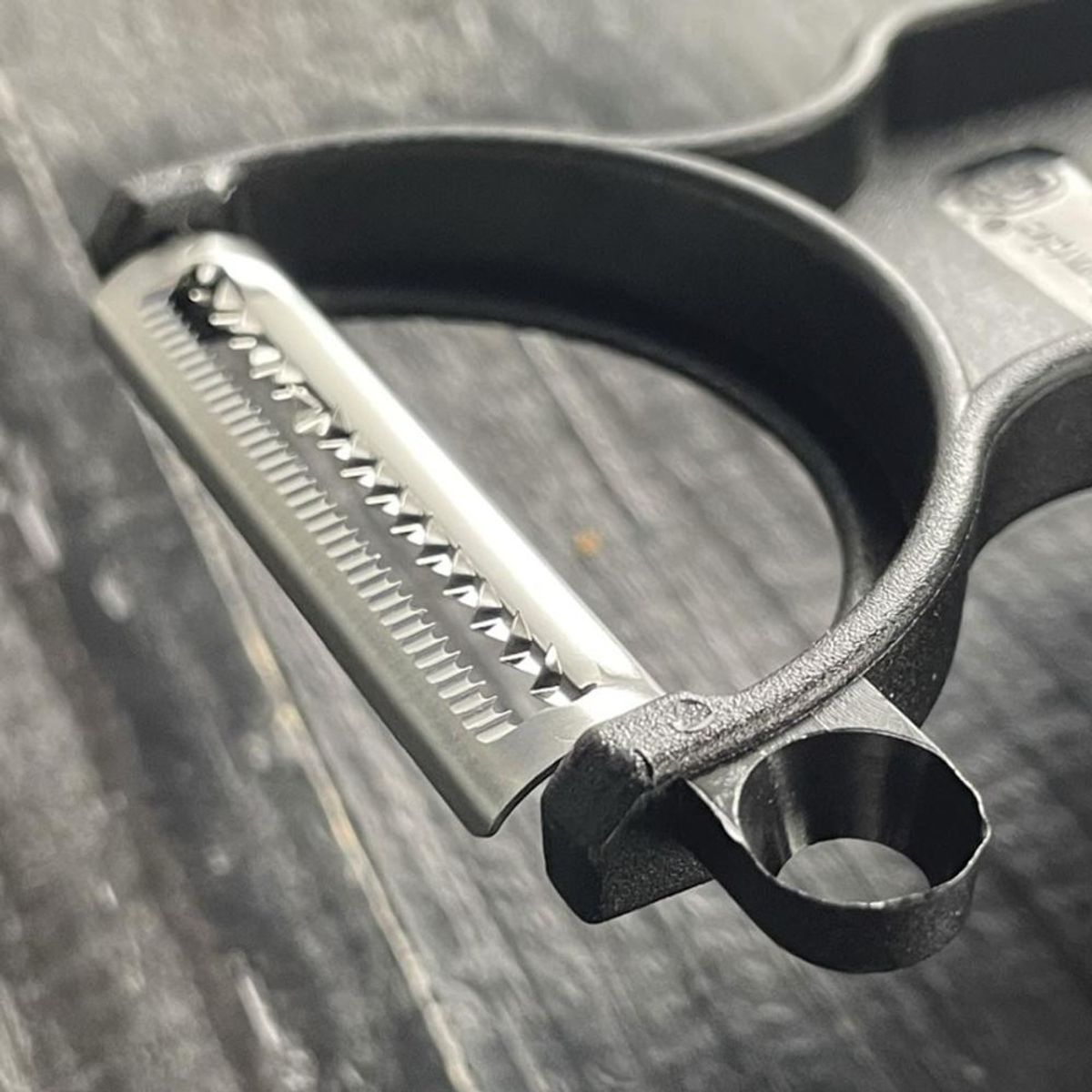 ATLANTIC - PELADOR DE VEGETALES CORTE JULIANA MANGO NEGRO ATLANTIC