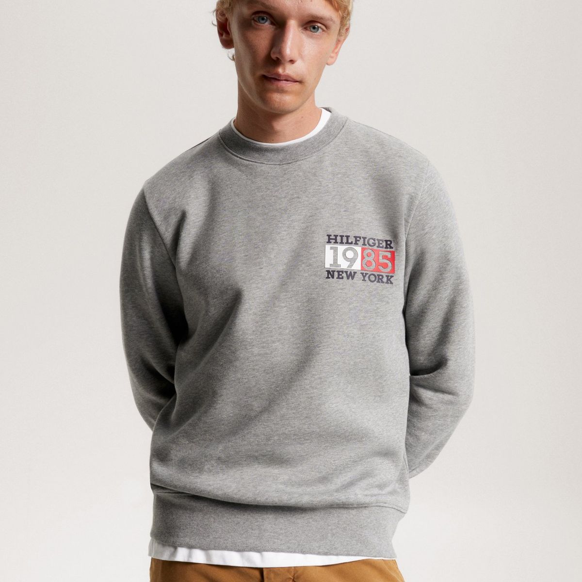 TOMMY HILFIGER - Polerón New York Flag Logo Gris Tommy Hilfiger