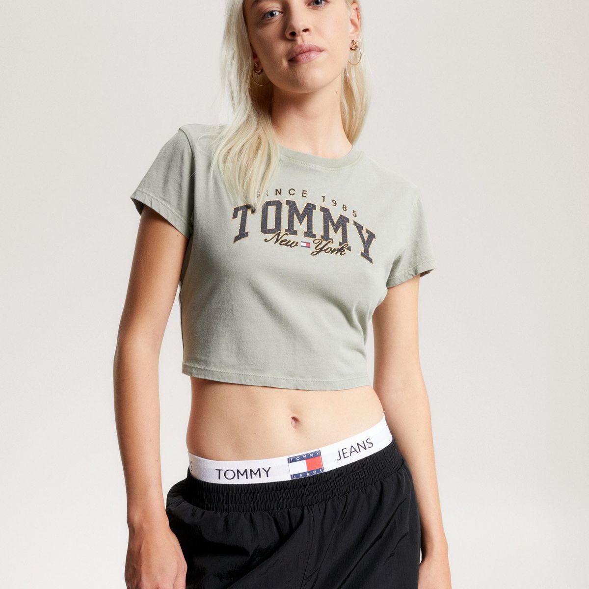 TOMMY HILFIGER - Polera Cropped Varsity Logo Gris Tommy Jeans
