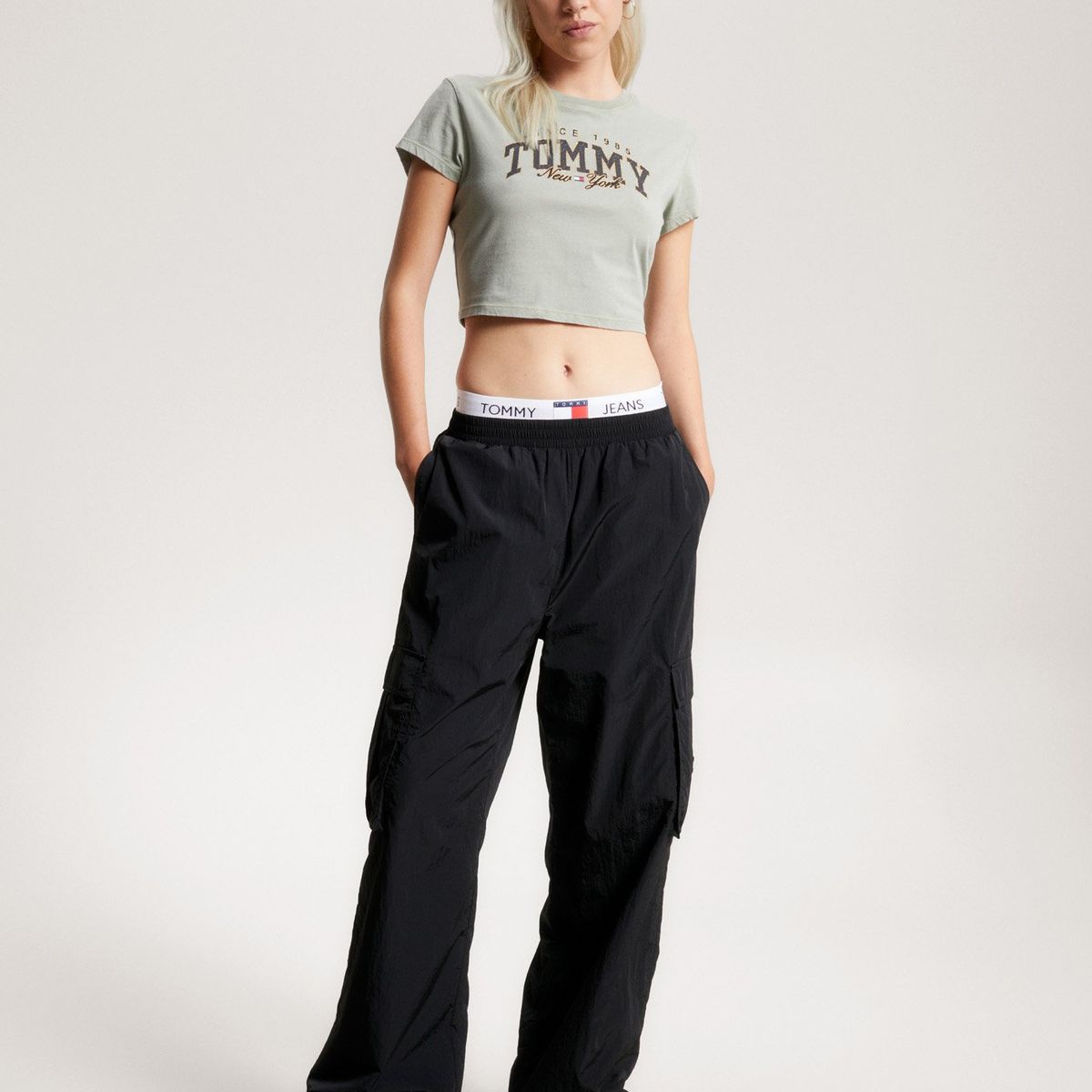 TOMMY HILFIGER - Polera Cropped Varsity Logo Gris Tommy Jeans