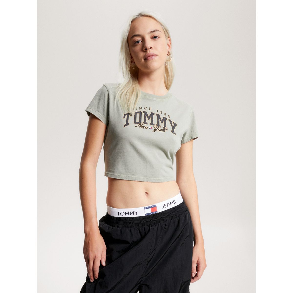 TOMMY HILFIGER - Polera Cropped Varsity Logo Gris Tommy Jeans