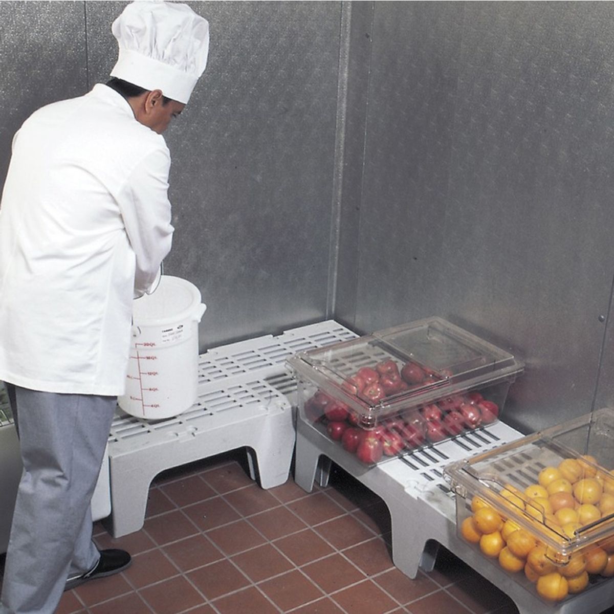 CAMBRO - BANQUILLO DE ALMACENAJE RANURADO GRIS 30 X 53 X 92 Cm CAMBRO