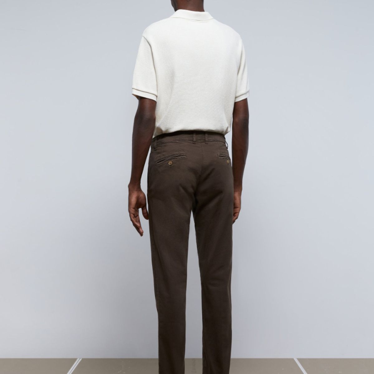 SCALPERS - Pantalón Chino Pinzas Brown