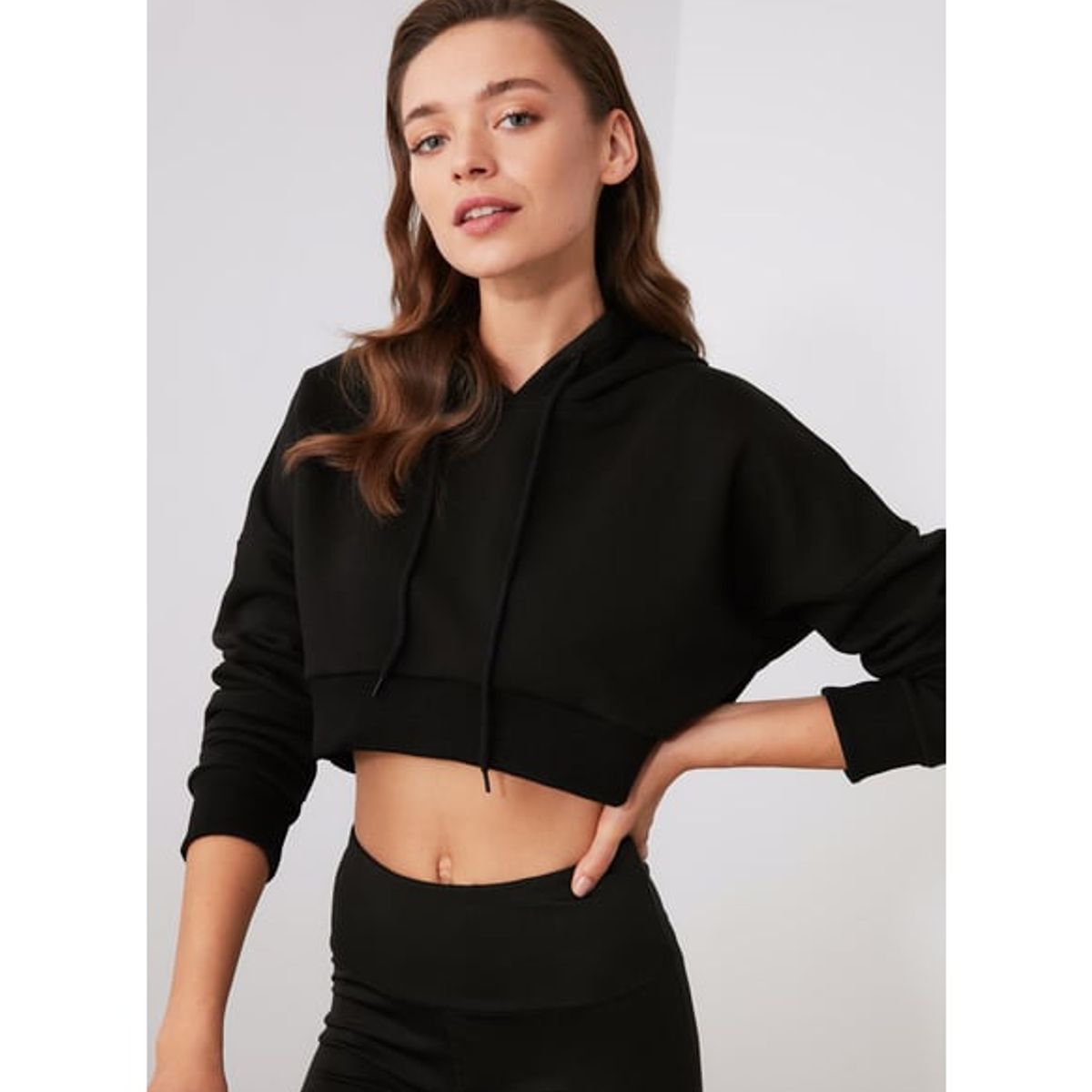 MROTTO - Poleron Crop Mujer Negro Con Capucha Escote Detras