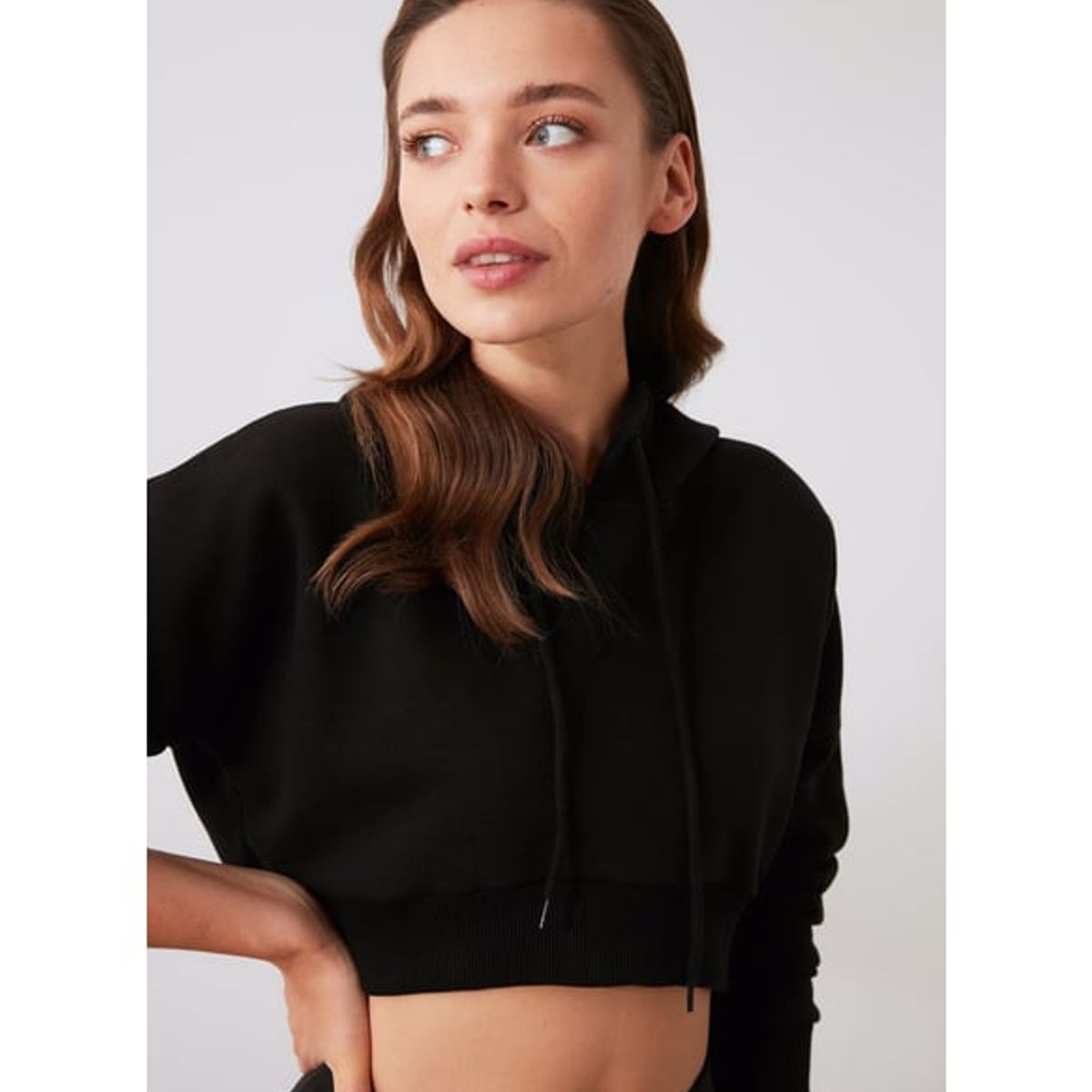 MROTTO - Poleron Crop Mujer Negro Con Capucha Escote Detras
