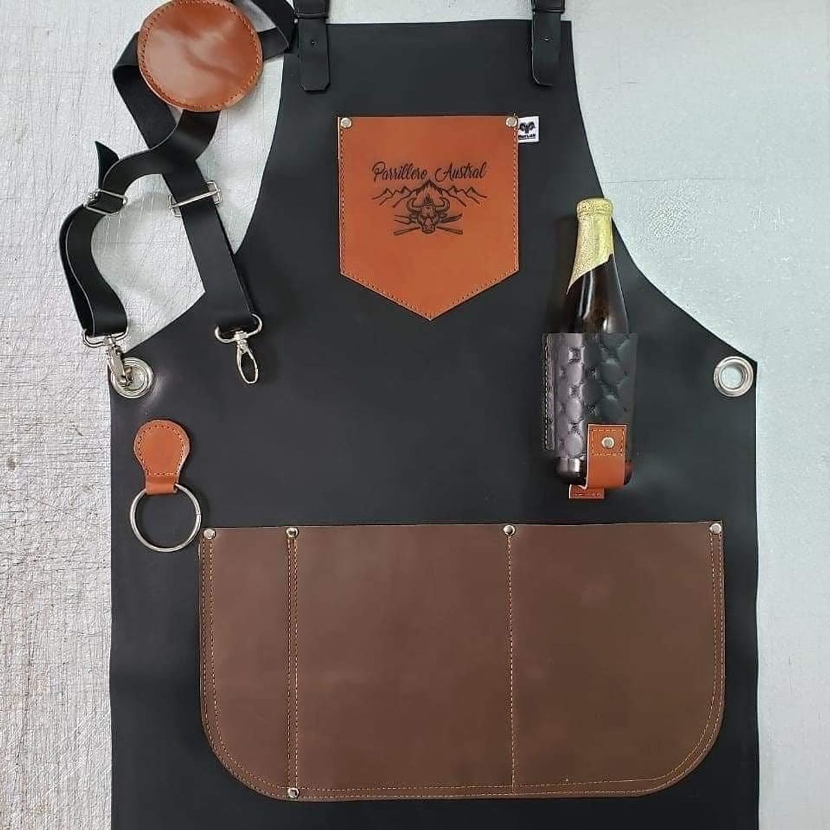 GENERICO - Pechera de Cuero Parrillero Austral con Grabado Laser