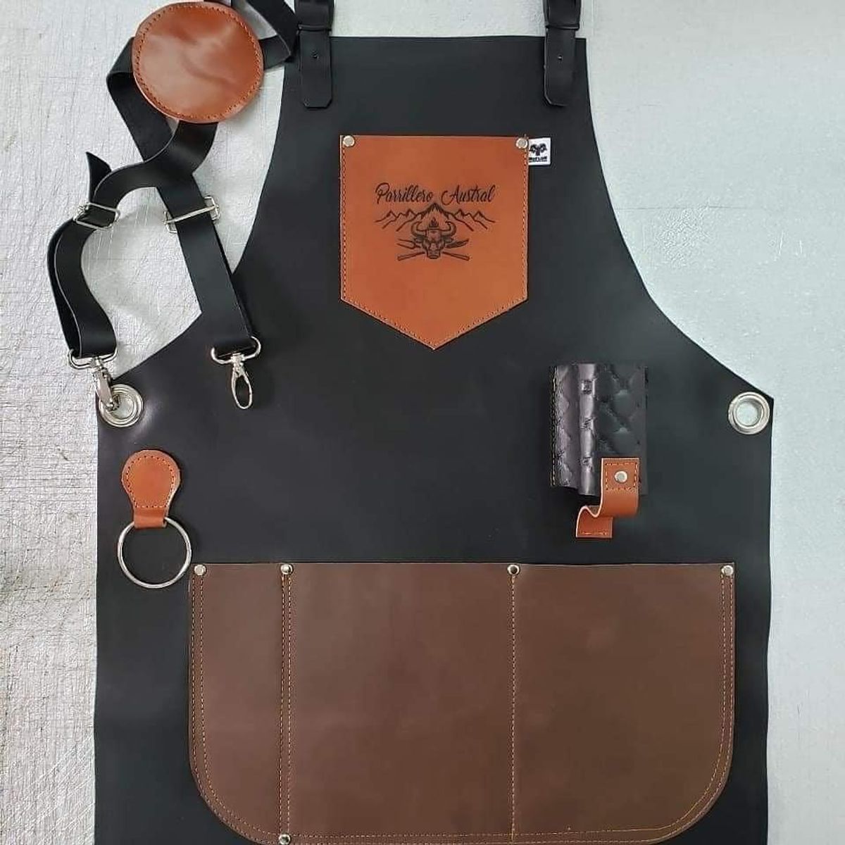 GENERICO - Pechera de Cuero Parrillero Austral con Grabado Laser