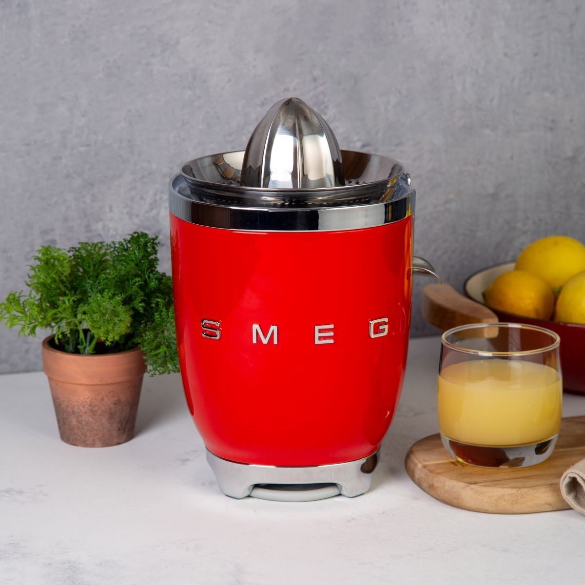 SMEG - Exprimidor Smeg Rojo modelo CJF01RDEU