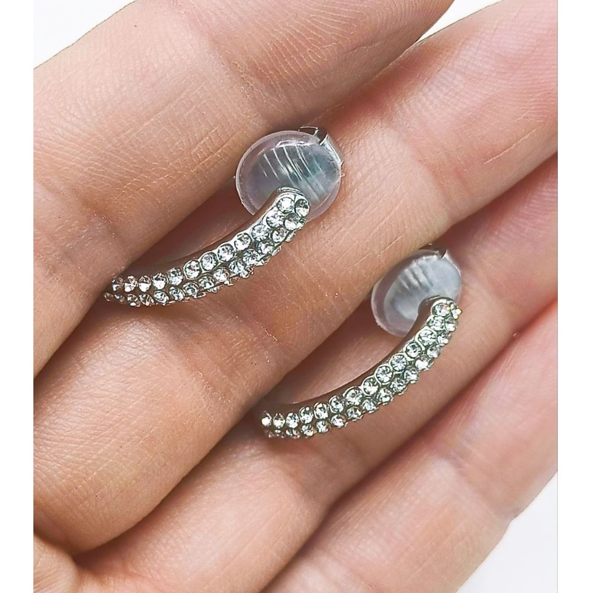 ELBAULDEJUMA - Aros Sin Perforacion Argollas Finas Zirconios Bañado Plata.-