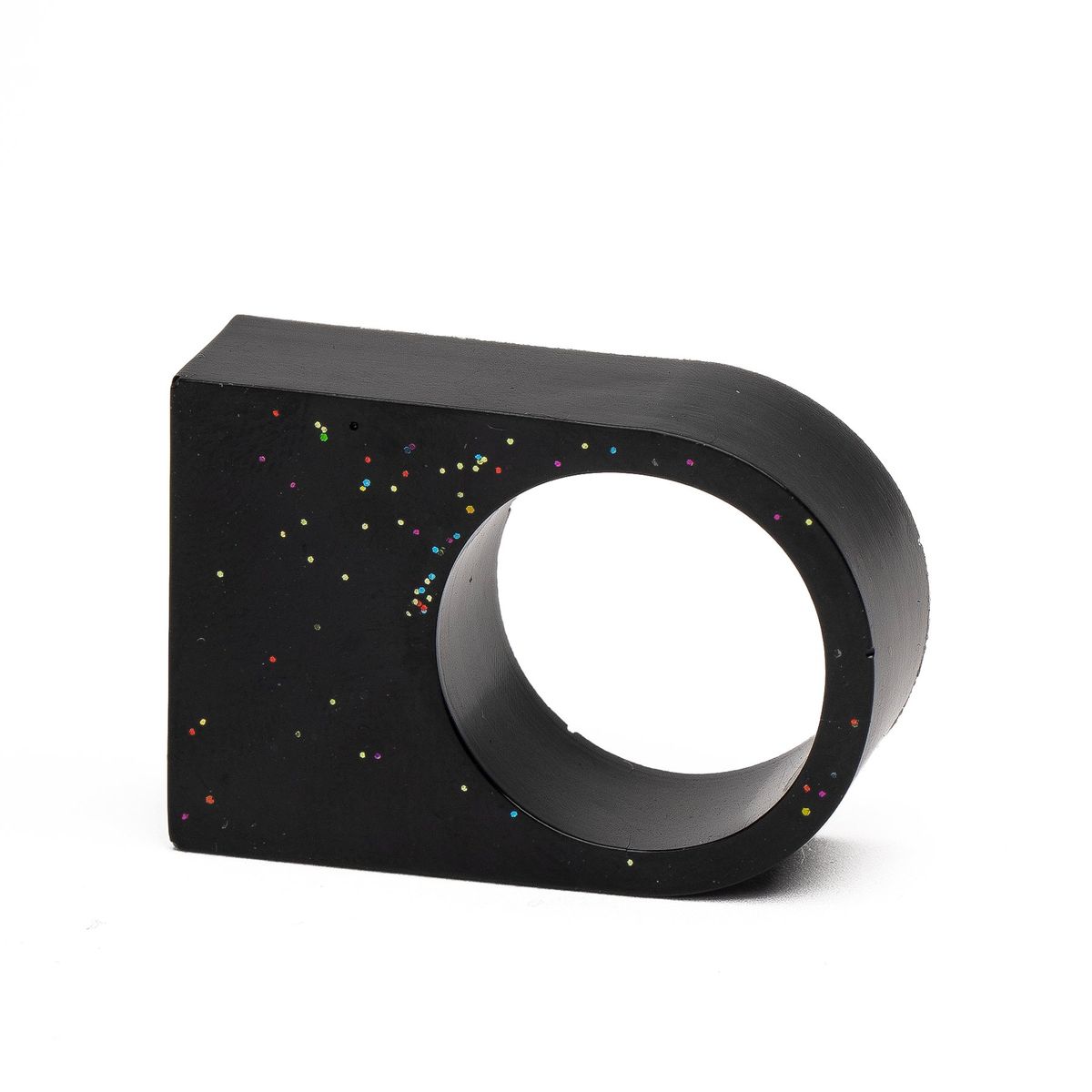 ZAMETA - Anillo Cuadrado De Resina Negro Zameta By Lina