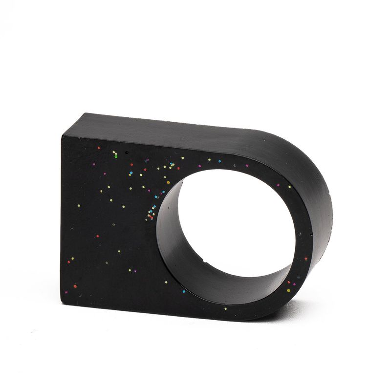 ZAMETA - Anillo Cuadrado De Resina Negro Zameta By Lina