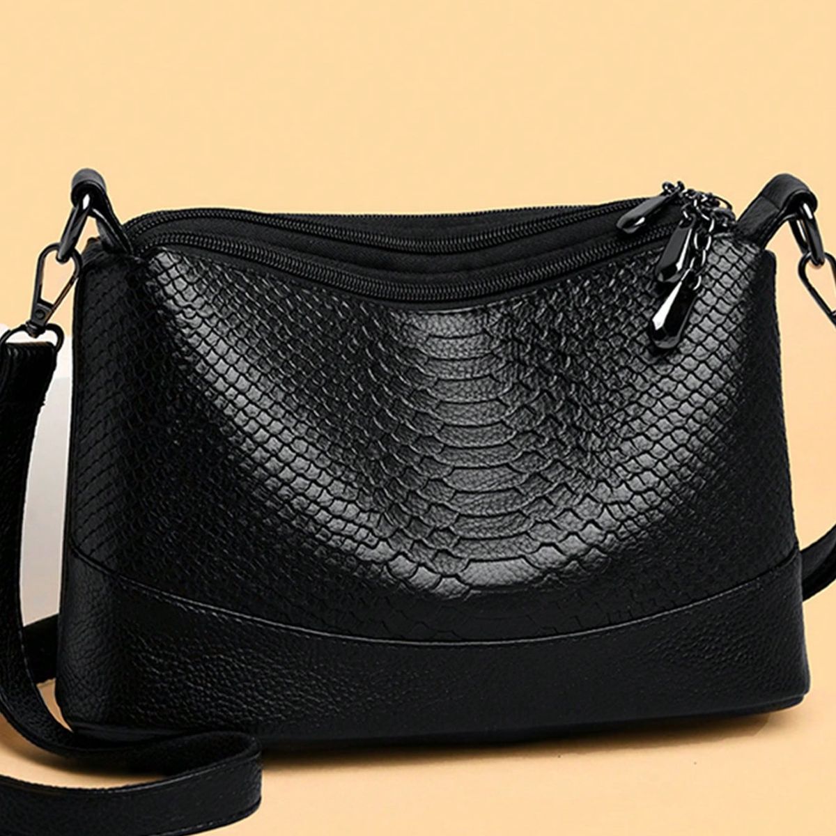 VATYERTY - Bolso bandolera medio en relieve detalle unicolor negro