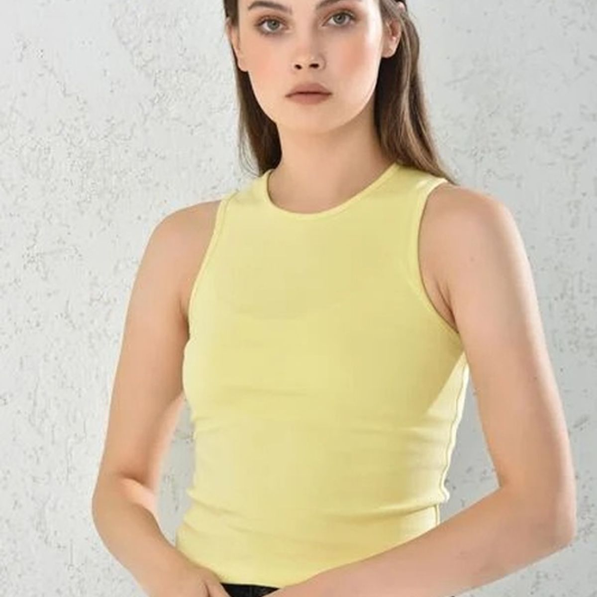 MROTTO - Polera Crop Mujer Amarilla Sin Mangas_.