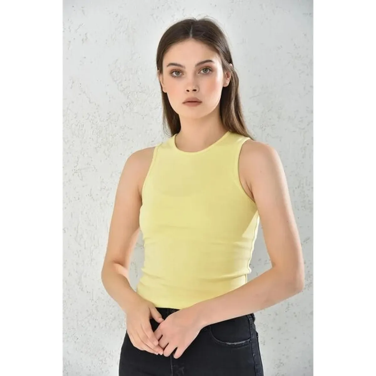 MROTTO - Polera Crop Mujer Amarilla Sin Mangas_.