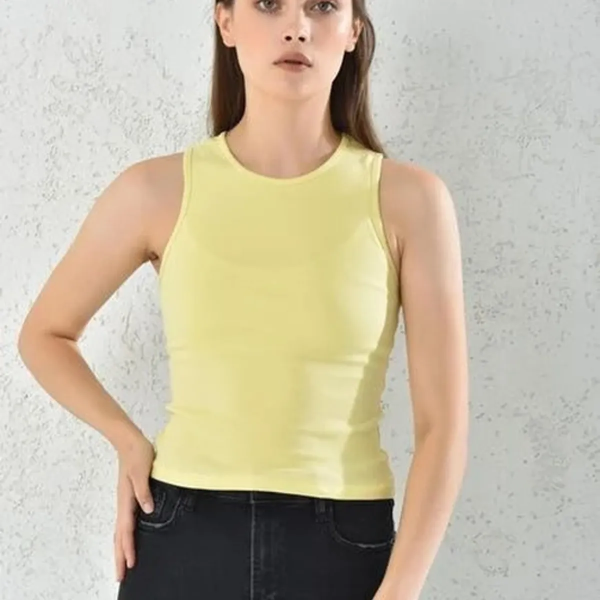 MROTTO - Polera Crop Mujer Amarilla Sin Mangas_.