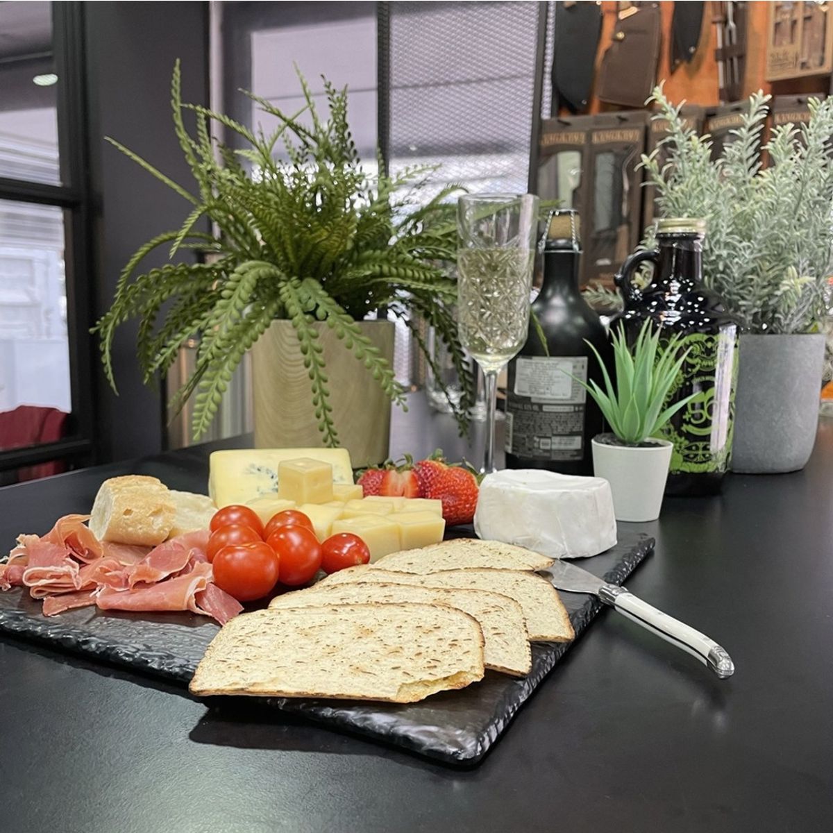 IMAHE - TABLA APERITIVO MELAMINA CUADRADA 30X30X1 CM NEGRA IMAHE