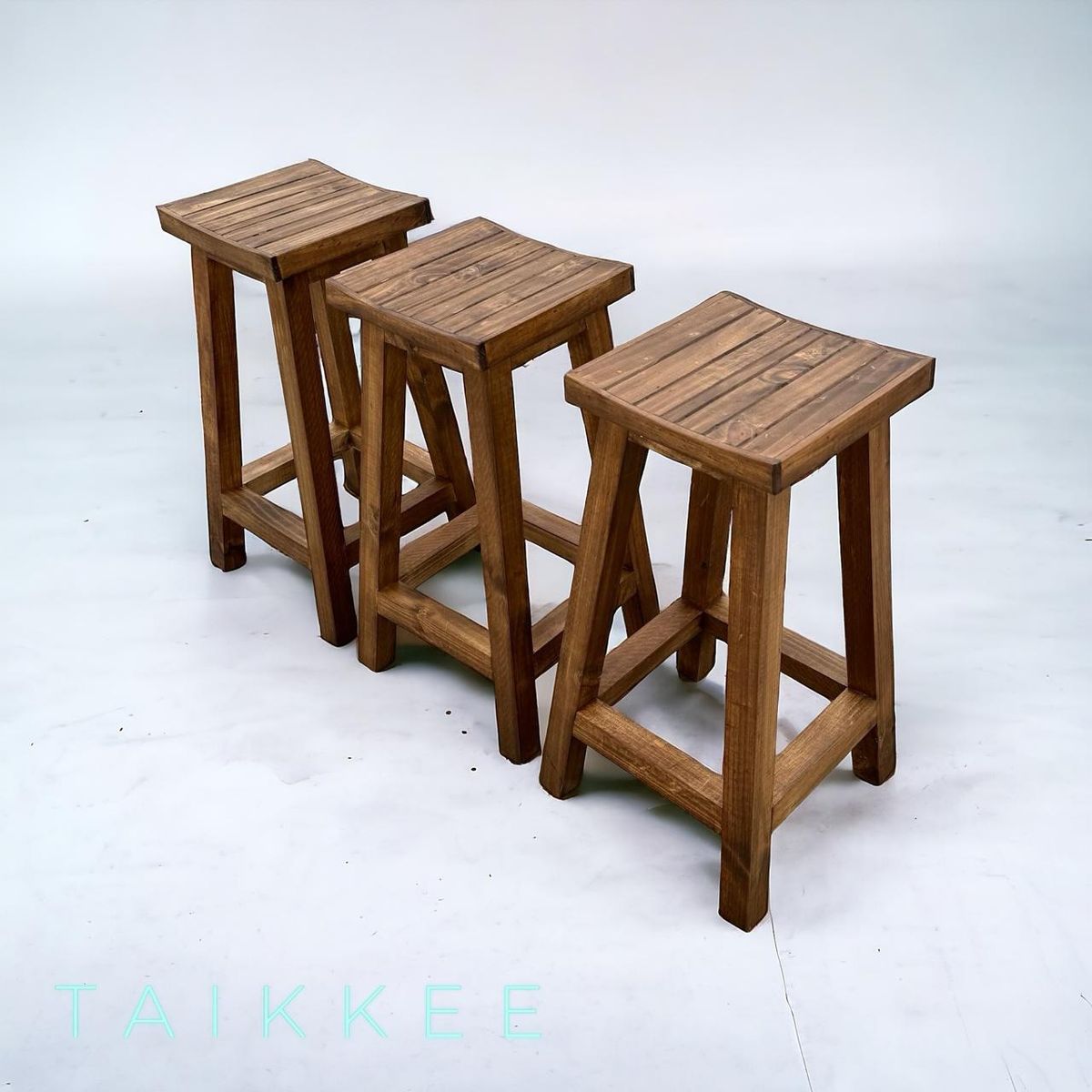 TAIKKEE - TABURETE RUSTICO EN MADERA COLOR NOGAL 65X30X30