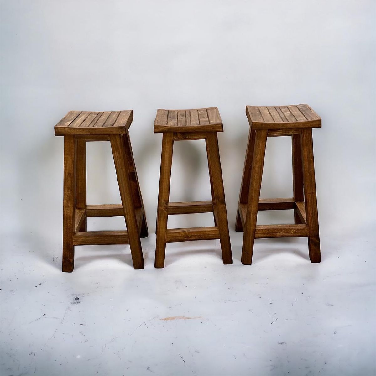 TAIKKEE - TABURETE RUSTICO EN MADERA COLOR NOGAL 65X30X30