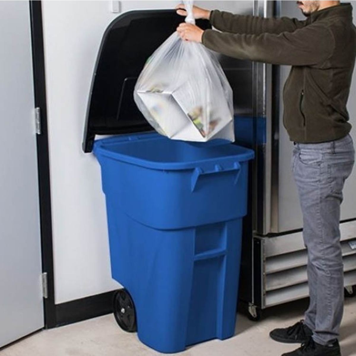 RUBBERMAID - CONTENEDOR BRUTE C/RUEDA Y TAPA AZUL RUBBERMAID