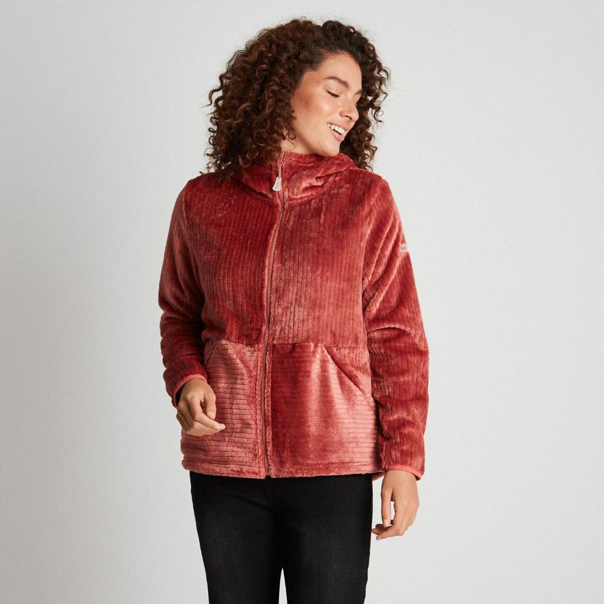 CURVI - Polerón Peludo Texturizado Y Diseño De Rayas Coral Mujer Curvi