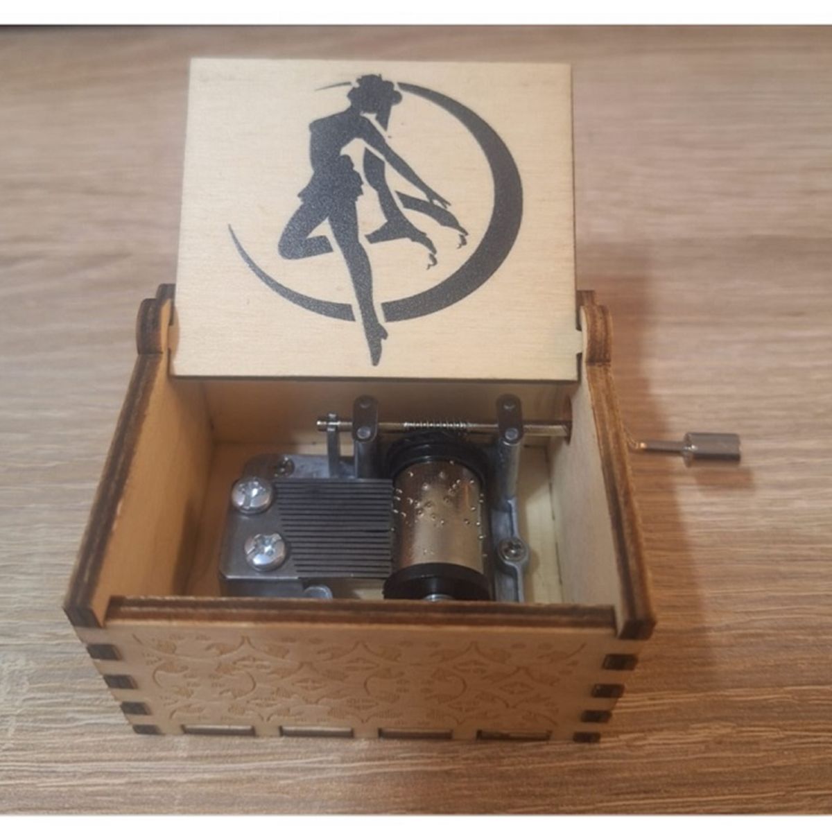 GENERICO - CAJA MUSICAL CON MANIVELA SAILOR MOON CAFE