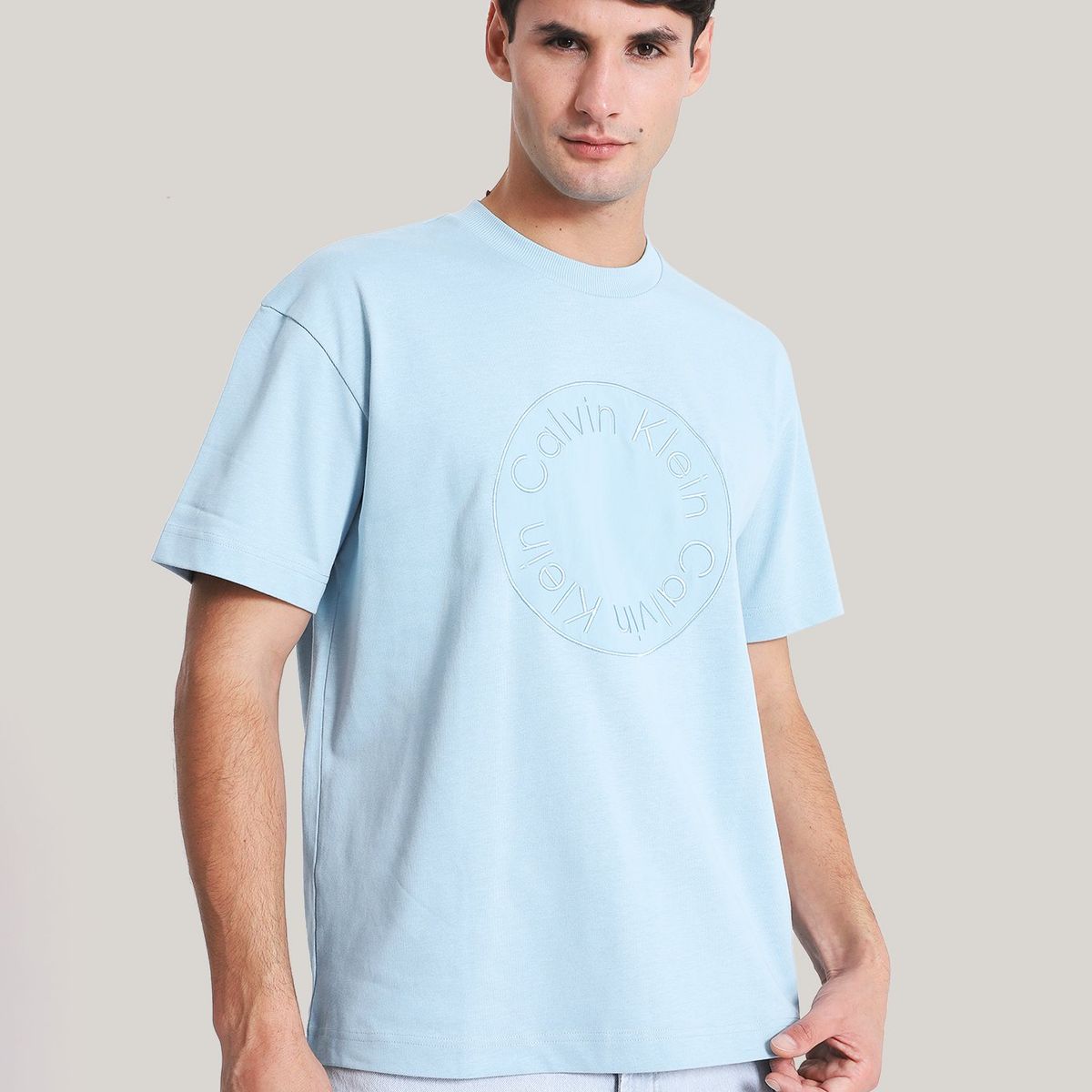 CALVIN KLEIN - Polera Embroidered Emblem Celeste Calvin Klein