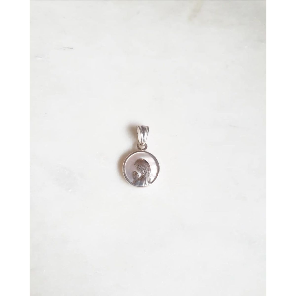 JOYAS VALDES GARCIA - Medalla  Virgen Niña nácar y plata 12mm