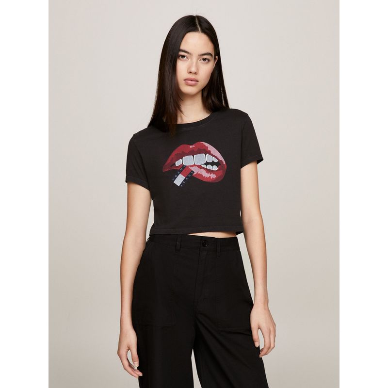 TOMMY HILFIGER - POLERA CROPPED CON EFECTO LAVADO NEGRO TOMMY JEANS