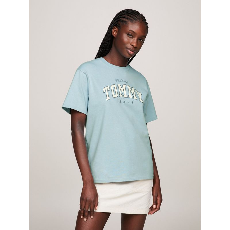 TOMMY HILFIGER - POLERA RELAXED CON LOGO VARSITY CELESTE TOMMY JEANS
