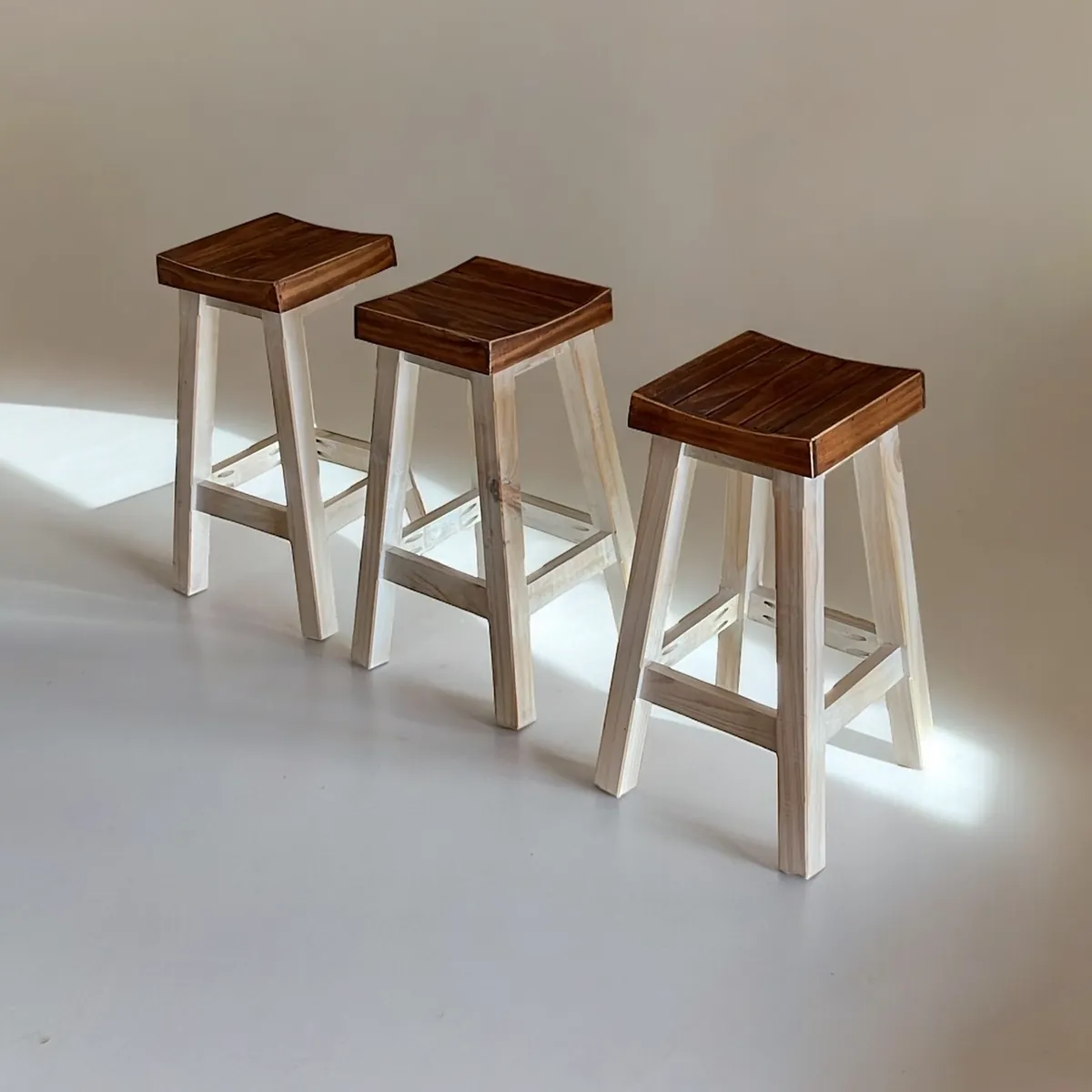 TAIKKEE - TABURETE RUSTICO BLANCO ALBAYALDE Y COLOR ROBLE 65X30X30