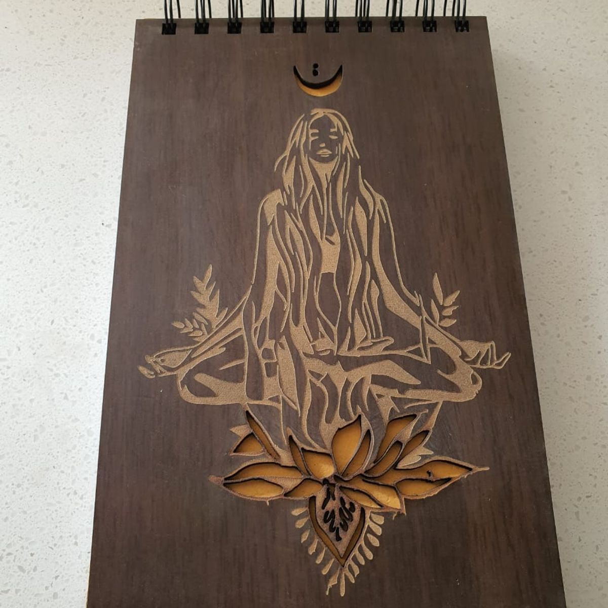 GENERICO - Croquera Mujer Zen con tapa de madera café