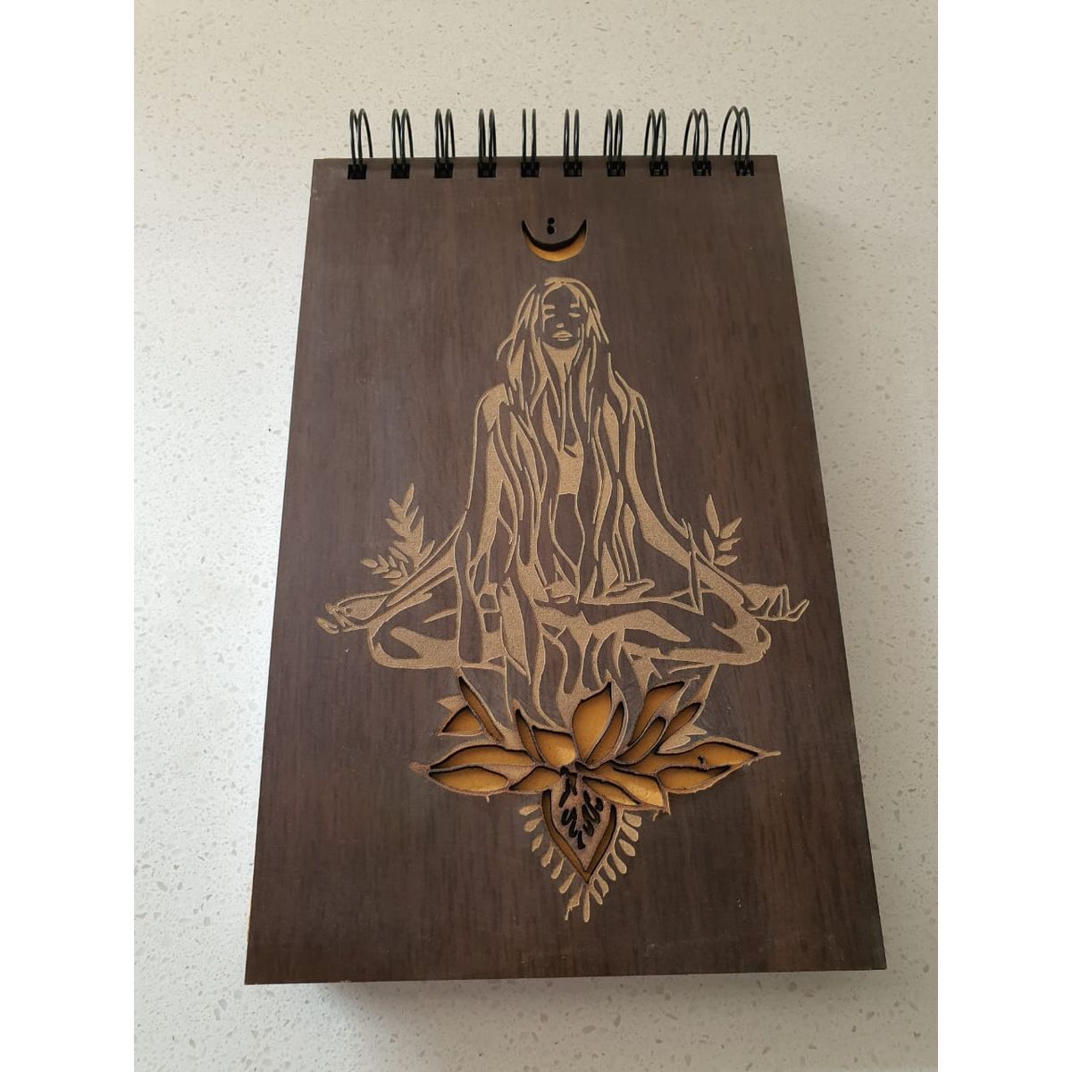 GENERICO - Croquera Mujer Zen con tapa de madera café