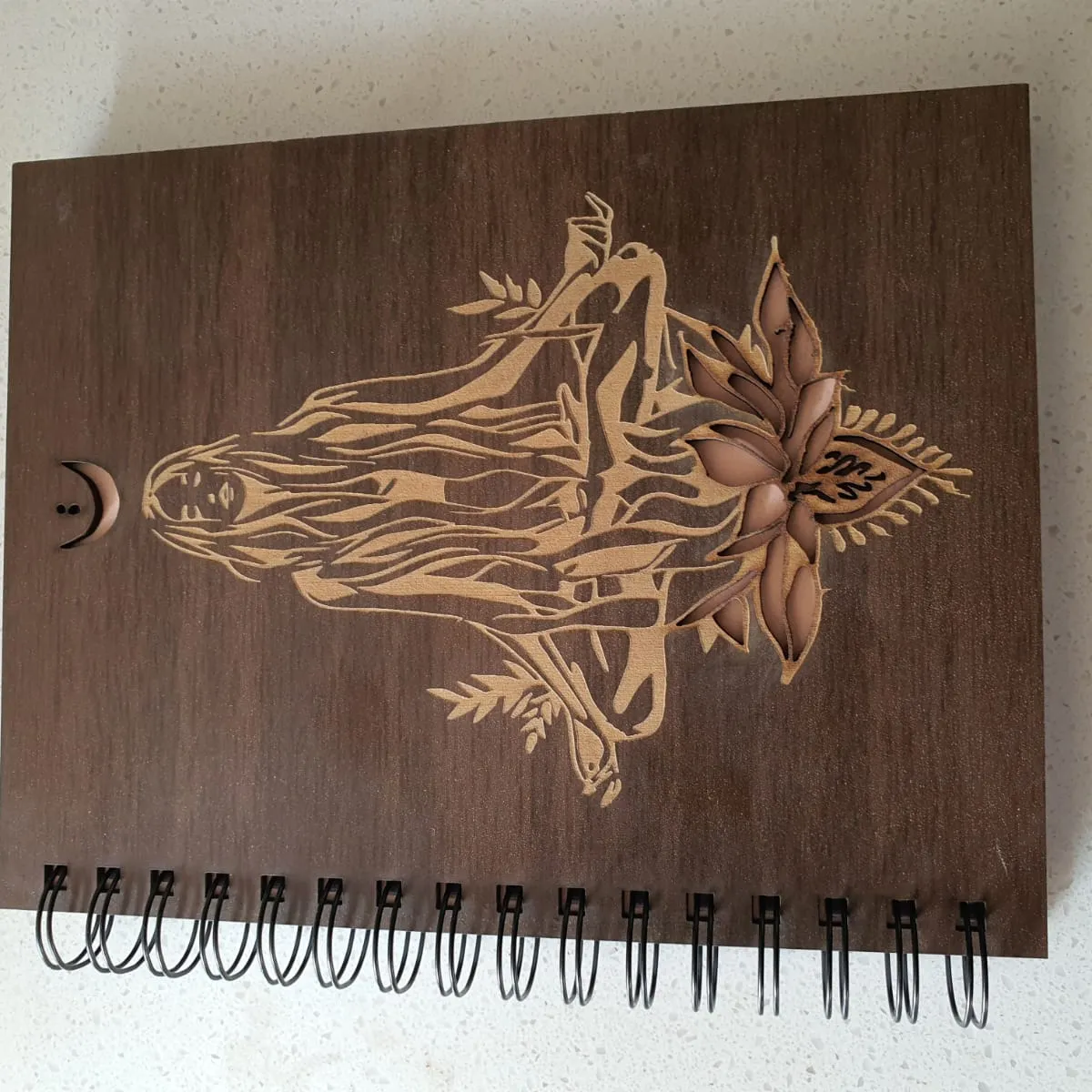 GENERICO - Cuaderno Mujer Zen con tapa de madera café