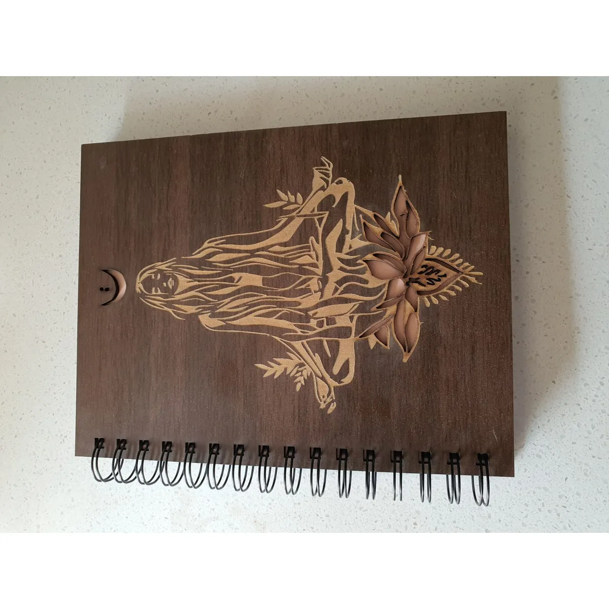 GENERICO - Cuaderno Mujer Zen con tapa de madera café