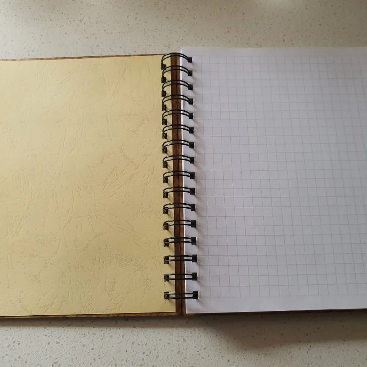 GENERICO - Cuaderno Mujer Zen con tapa de madera café