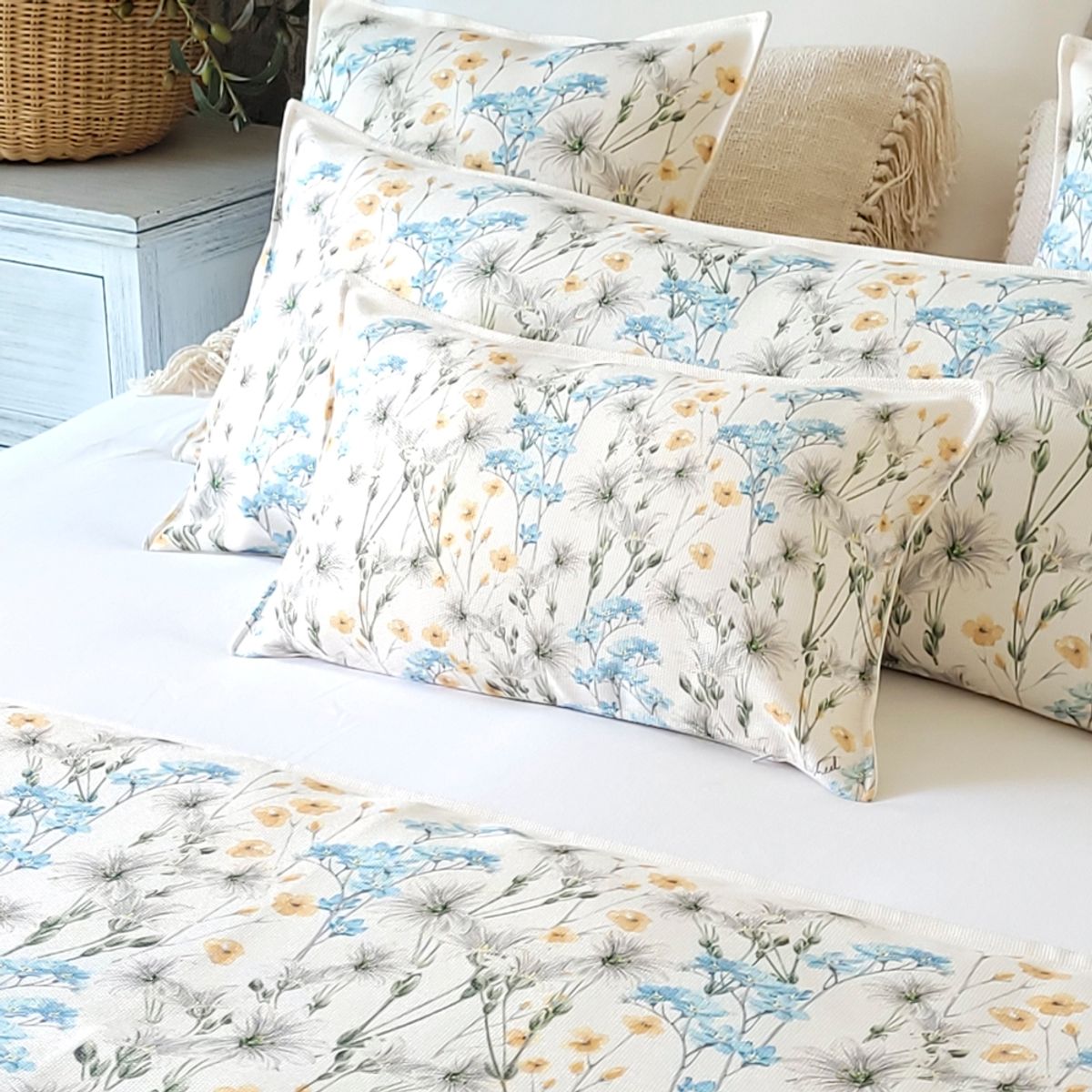 MARGARITA SCHEEL BY CASA ALVARINHO - FUNDA COJÍN MARISA NO ME OLVIDES SOBRE BLANCO 50X30