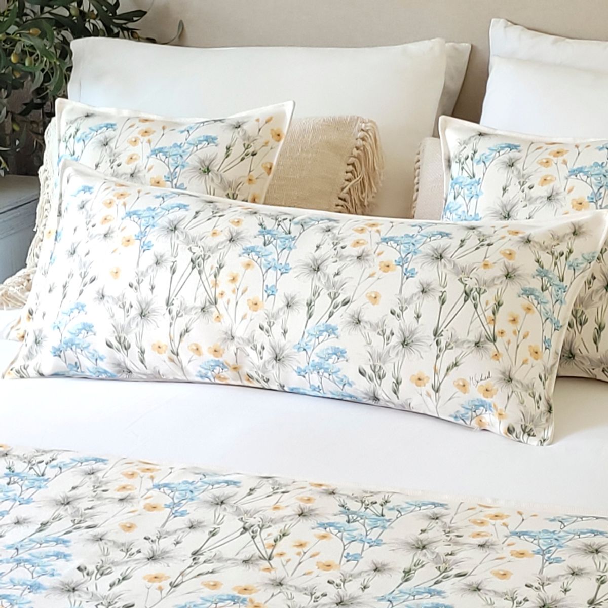 MARGARITA SCHEEL BY CASA ALVARINHO - FUNDA COJÍN MARISA NO ME OLVIDES SOBRE BLANCO XL