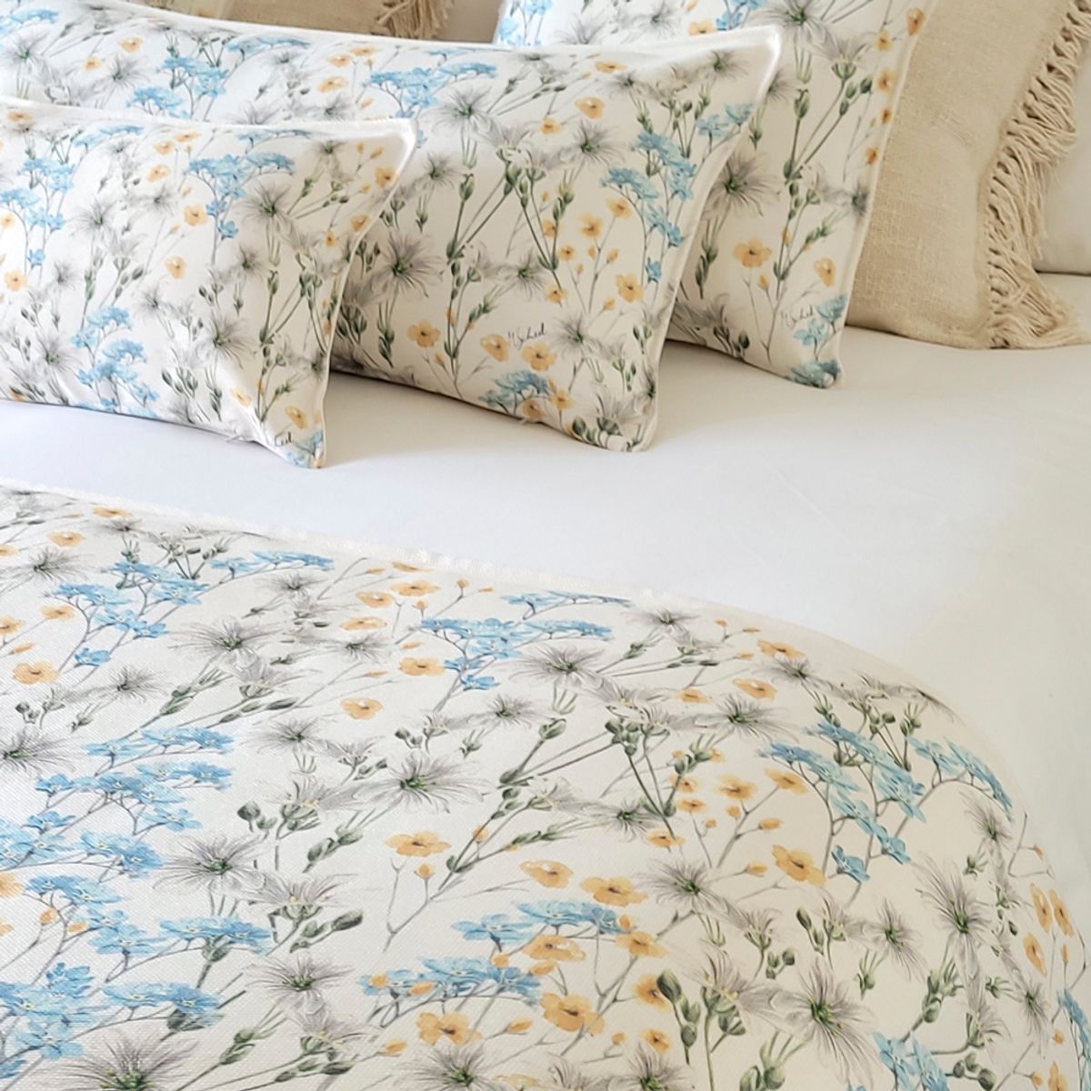 MARGARITA SCHEEL BY CASA ALVARINHO - PIECERA MARISA NO ME OLVIDES SOBRE BLANCO 220 X 70