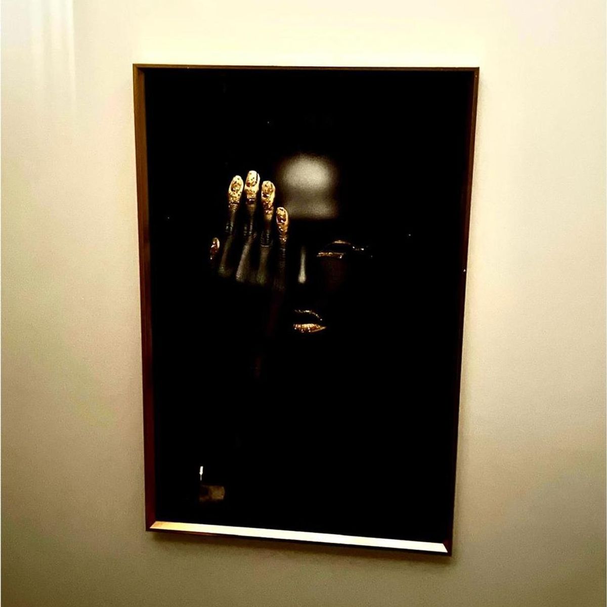 TERRA ESTILO - Cuadro Mujer Mano en el Ojo