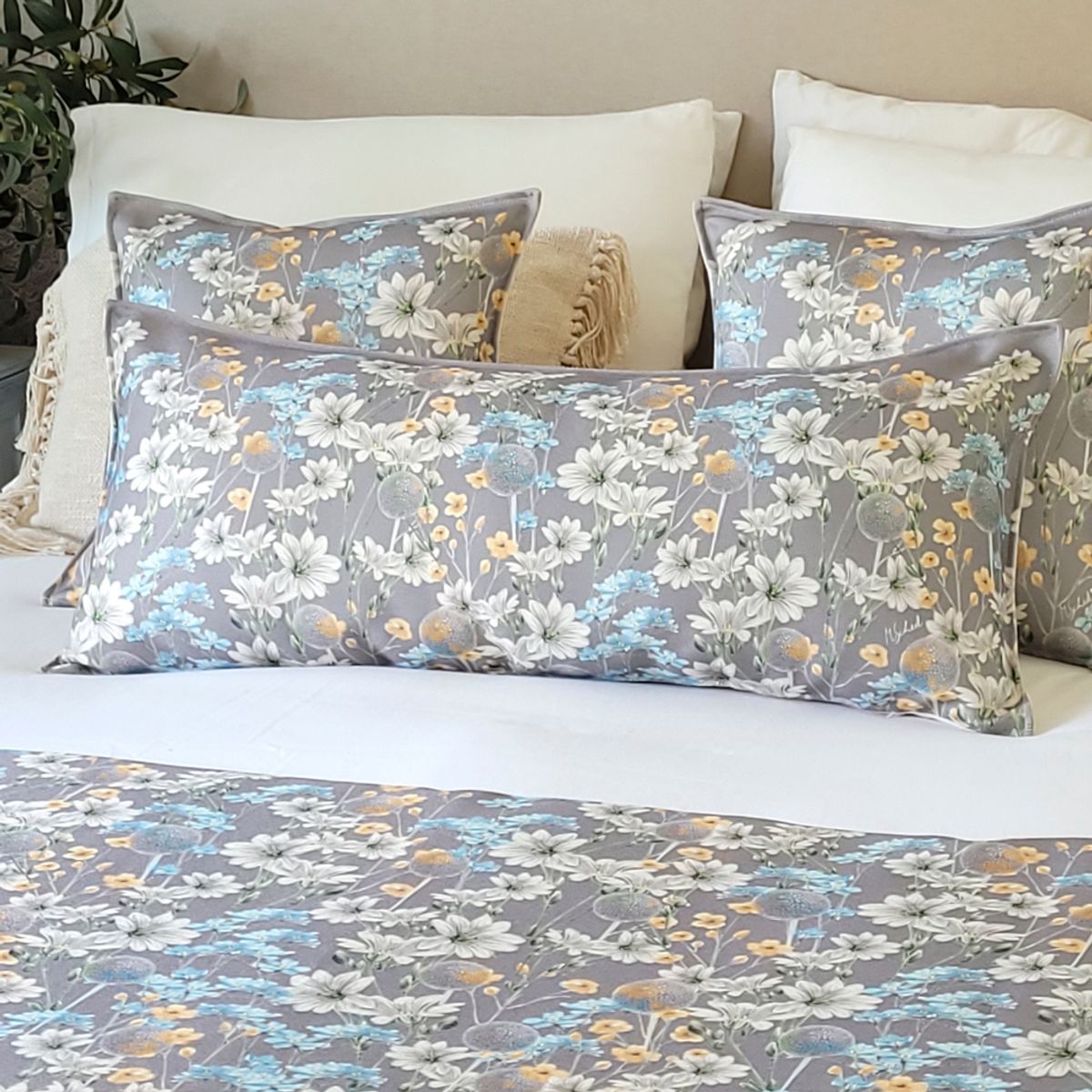 MARGARITA SCHEEL BY CASA ALVARINHO - COJÍN MARISA NO ME OLVIDES SOBRE GRIS XL