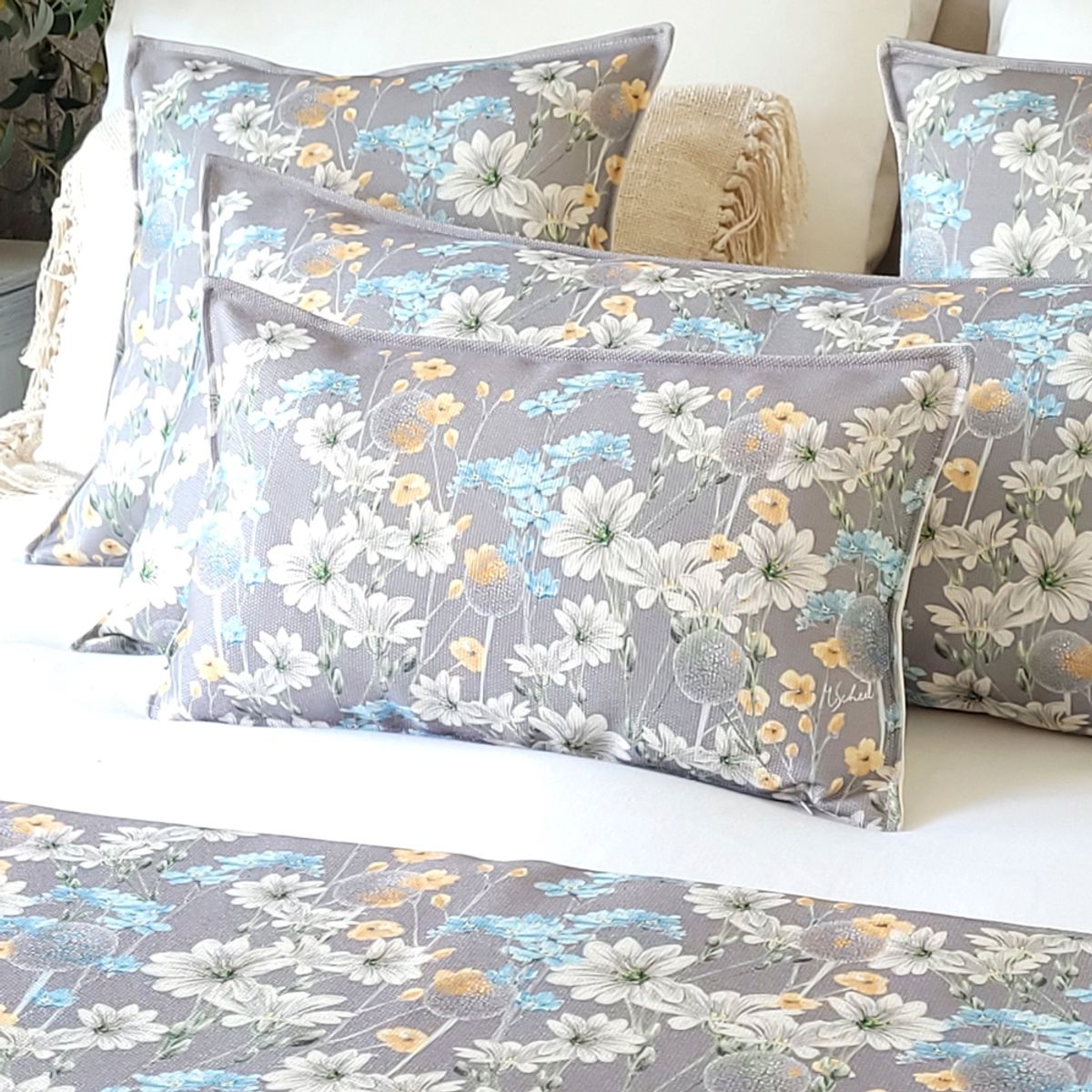 MARGARITA SCHEEL BY CASA ALVARINHO - FUNDA COJÍN MARISA NO ME OLVIDES SOBRE GRIS 50X30