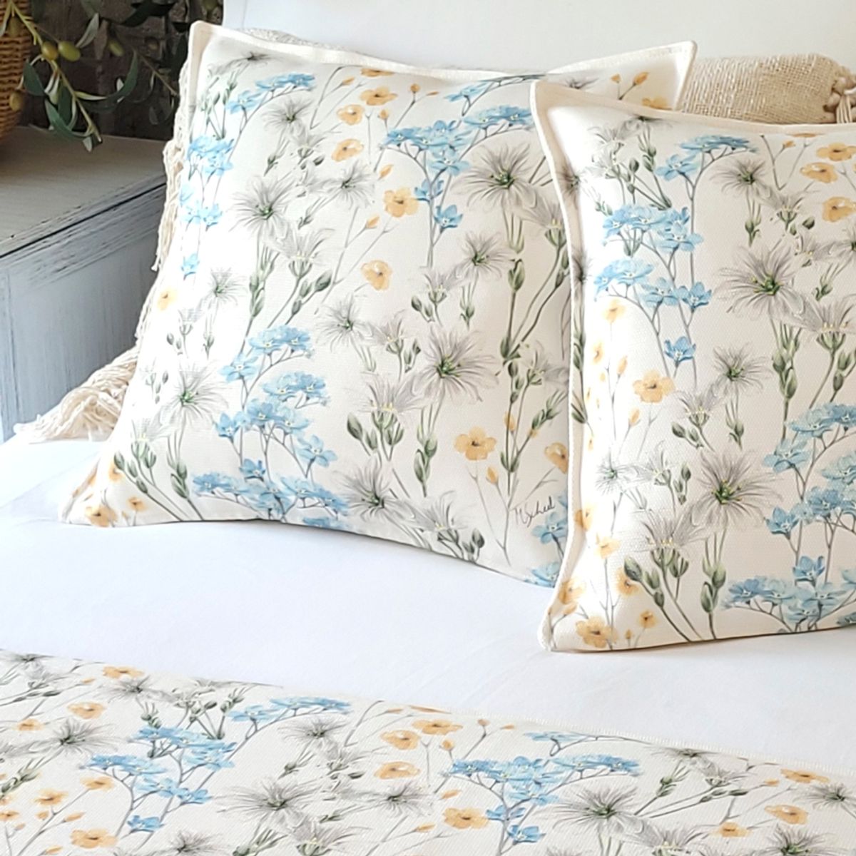 MARGARITA SCHEEL BY CASA ALVARINHO - FUNDA COJÍN MARISA NO ME OLVIDES SOBRE BLANCO 45X45