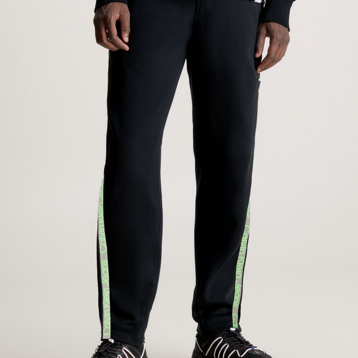 CALVIN KLEIN - Jogger Cut Off Logo Tape Hwk Pant Negro Calvin Klein