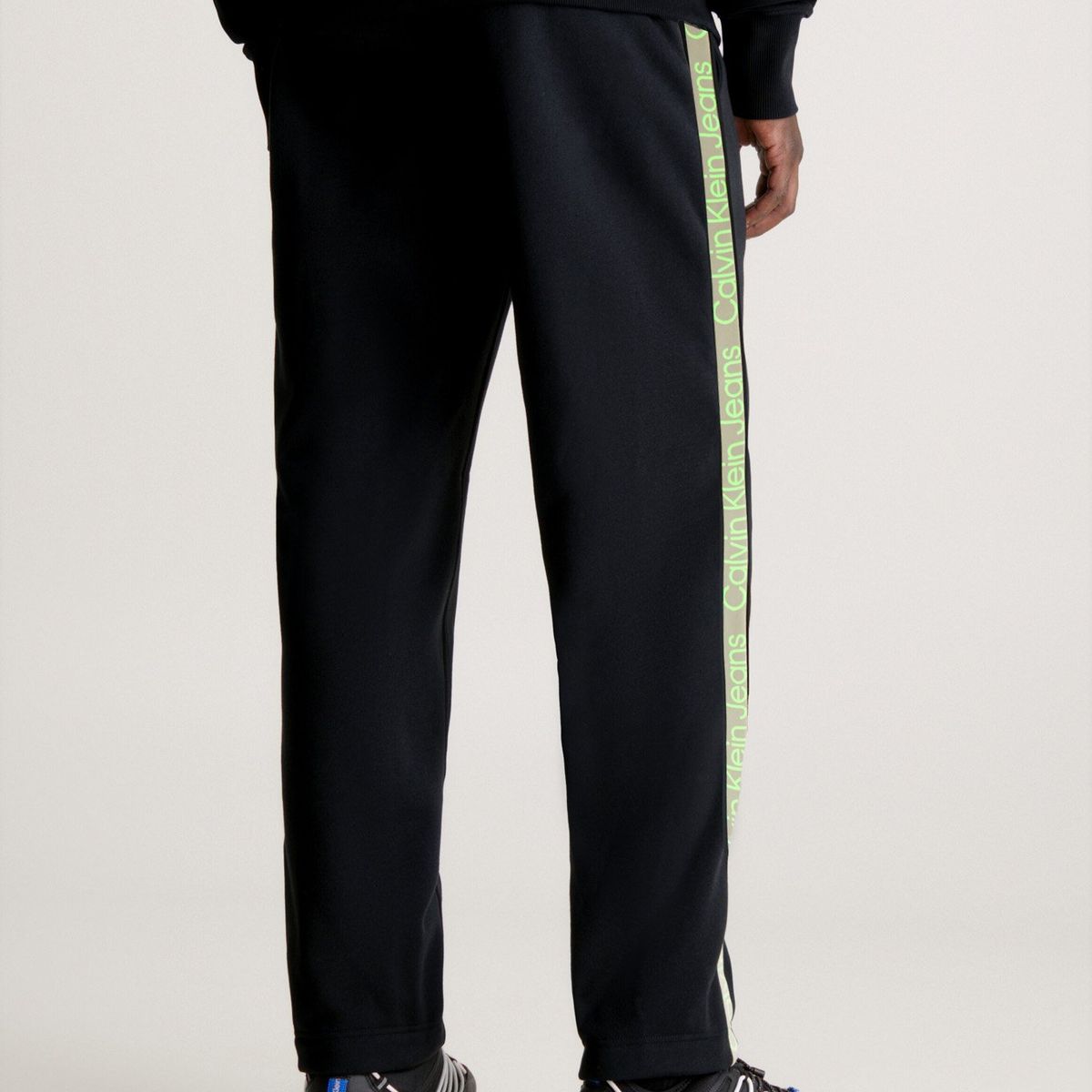 CALVIN KLEIN - Jogger Cut Off Logo Tape Hwk Pant Negro Calvin Klein