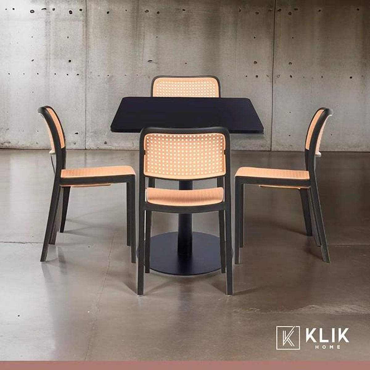 KLIK - Mesa restaurant 70x70 Tubo Metal cubierta MDF + 4 Sillas Hoffman Enrejada - Negra KLIK