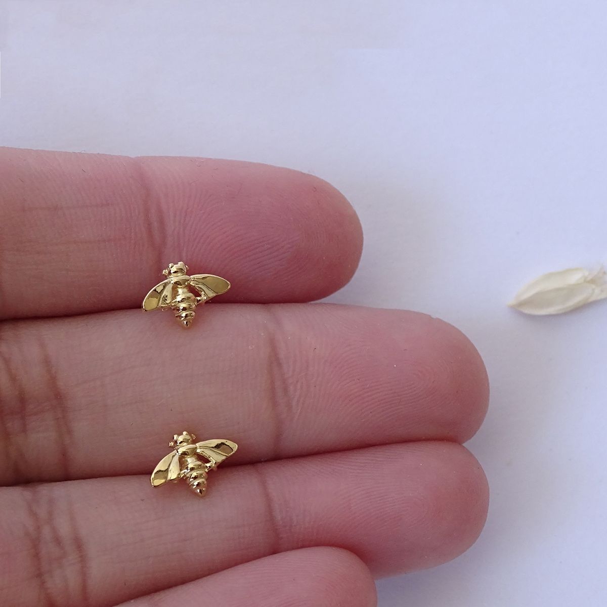 MABELITA - Aritos con Baño De Oro Abejita