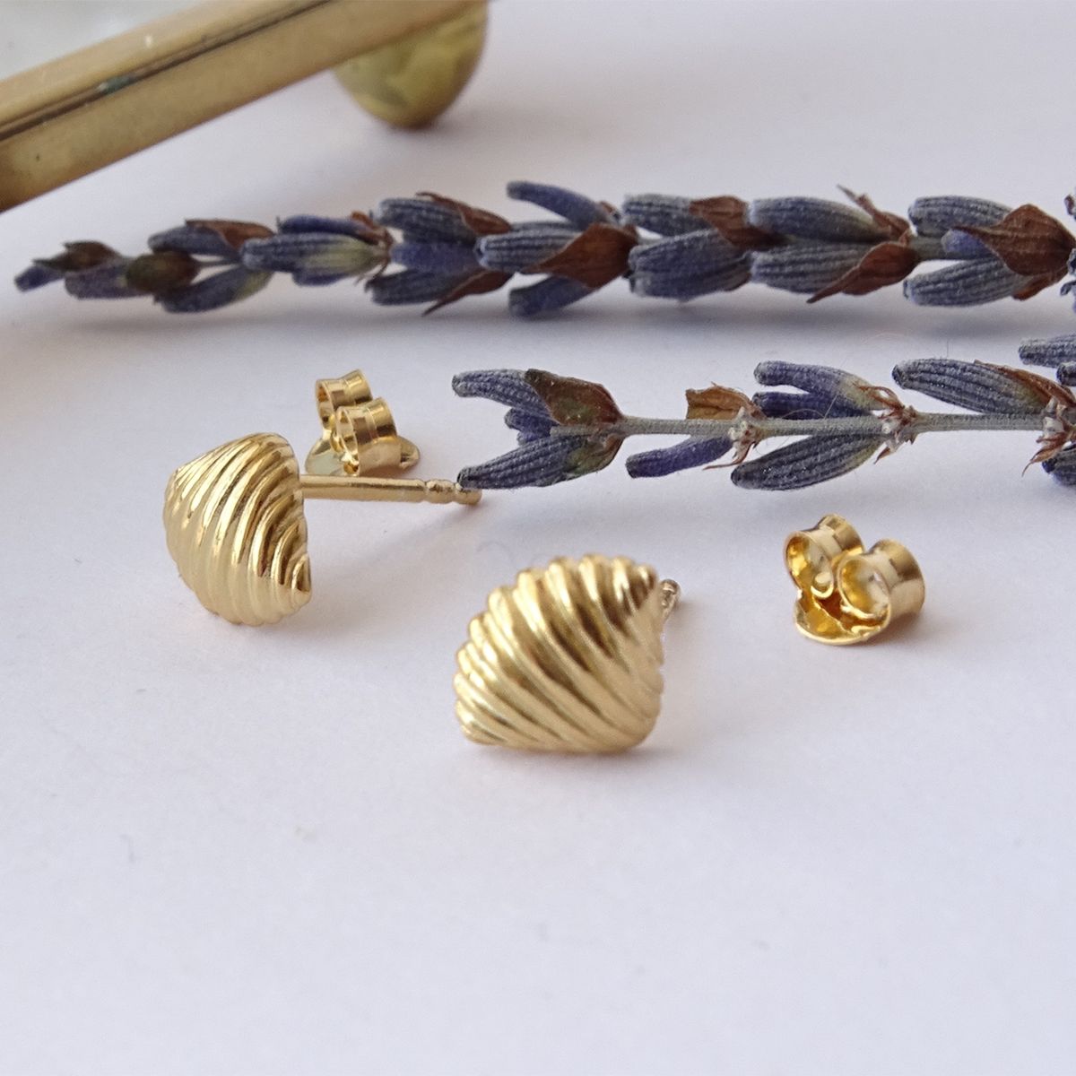 MABELITA - Aritos  con Baño De Oro Conchita Marina