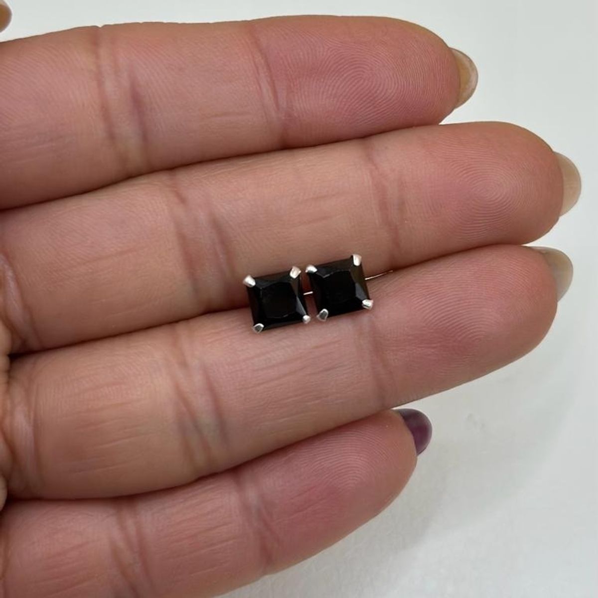 GENERICO - Aro Cuadrado Unisex Piedra Negra Onex 6 Mm Plata Fina + Caja