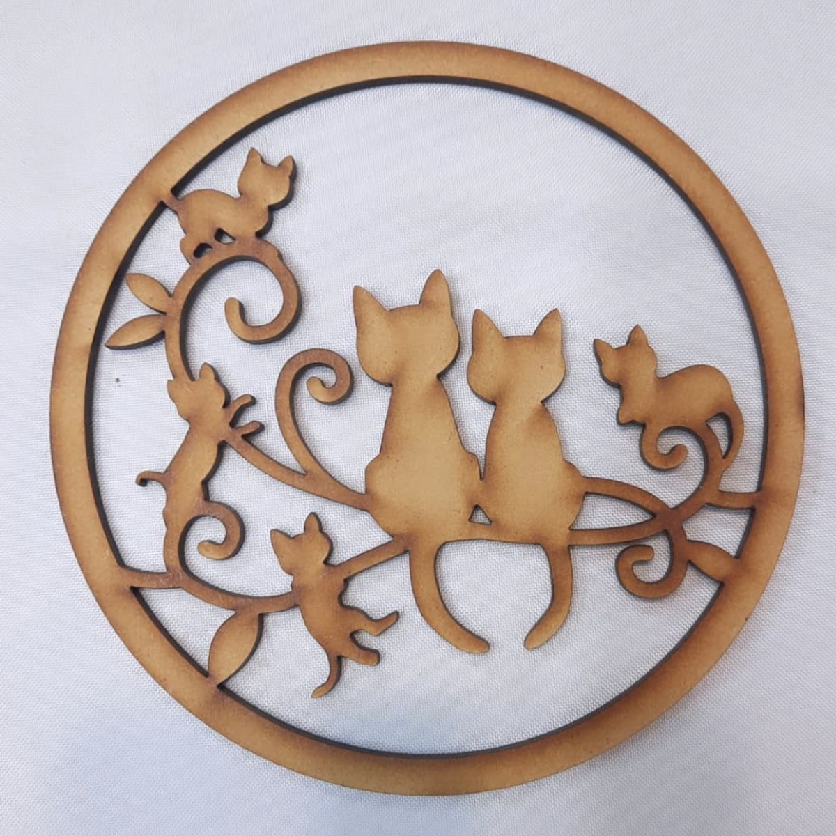 GENERICO - Familia de Gatos MDF color natural 15 cm diámetro.